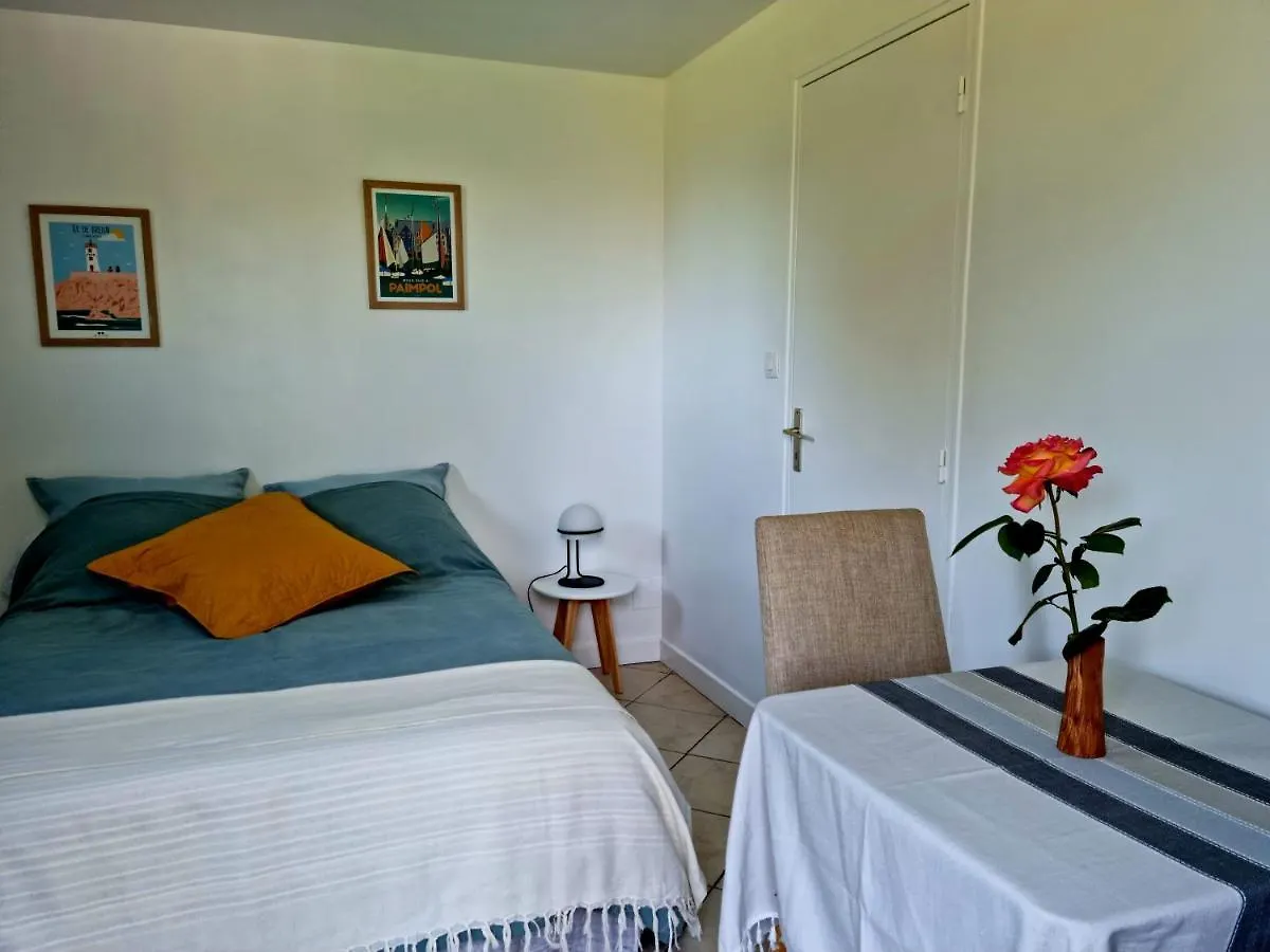 Chez Valerie Et Henri Bed and Breakfast Plourivo